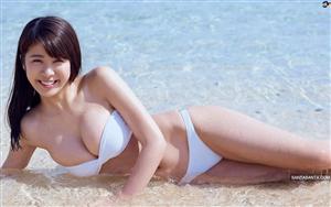 Sawakita Runa raises the mercury in a voluptuous hot bikini look